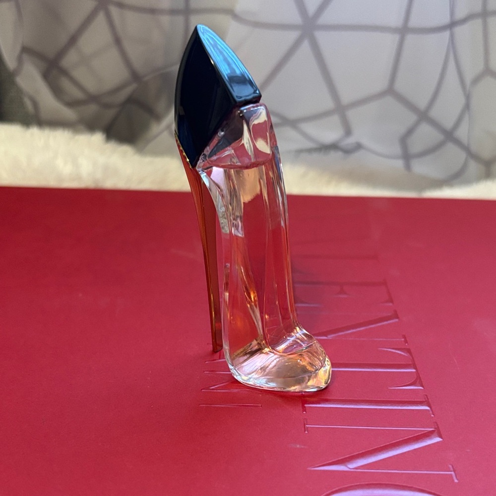 Carolina🎀 Herrera blush dabber